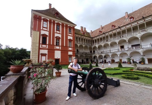 Na pěkném hradu Opočno nejsou jen děla